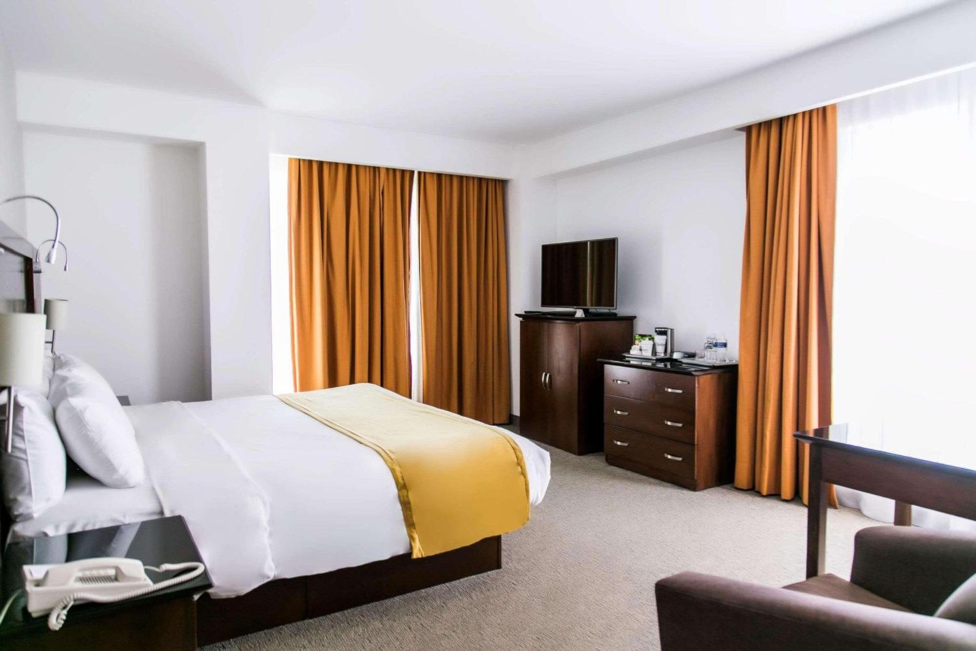 Radisson Poliforum Plaza Hotel León de los Aldamas Extérieur photo